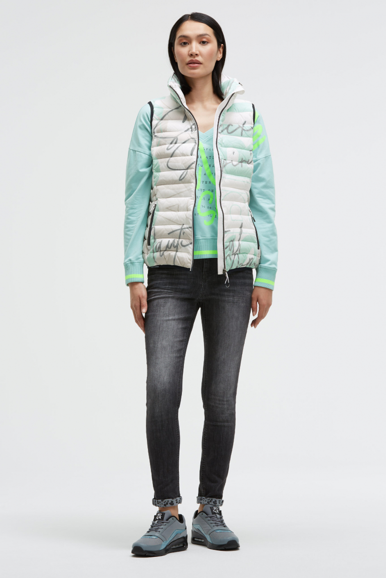 Prošívaná vesta s kapucí v límci a celoplošným potiskem