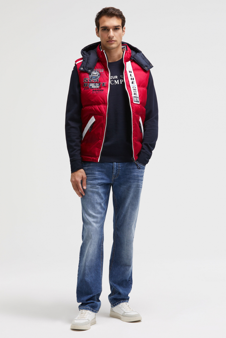 Prošívaná vesta s pásky, artworky a kapucí