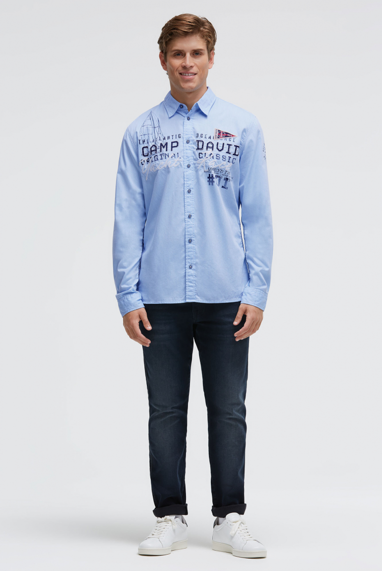 Strukturovaná košile s dlouhým rukávem a aplikacemi loga