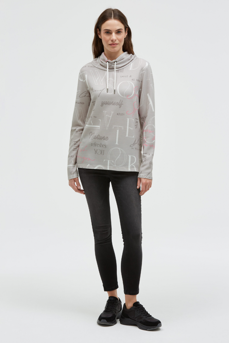 Strukturovaná mikina s vysokým límcem a artworkem