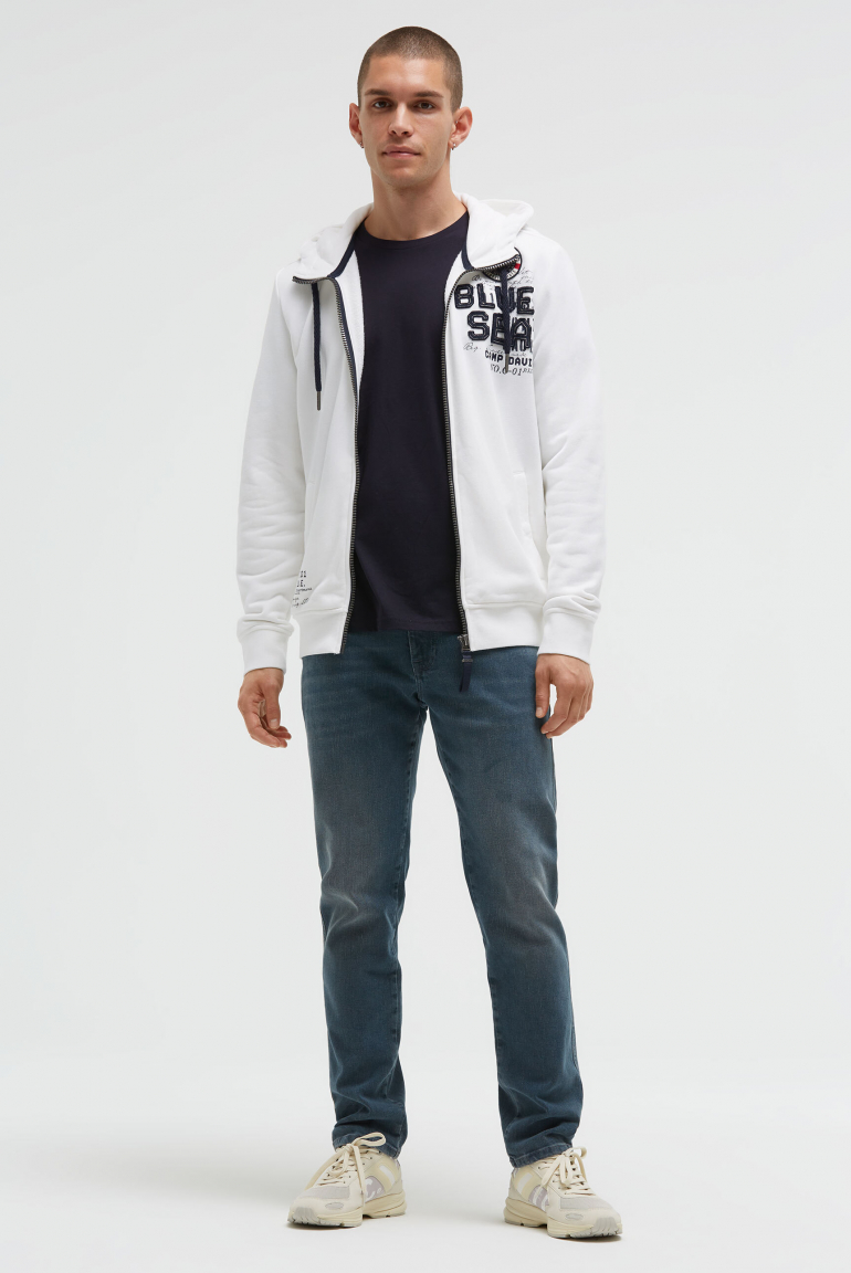 Mikina s kapucí a artworkem