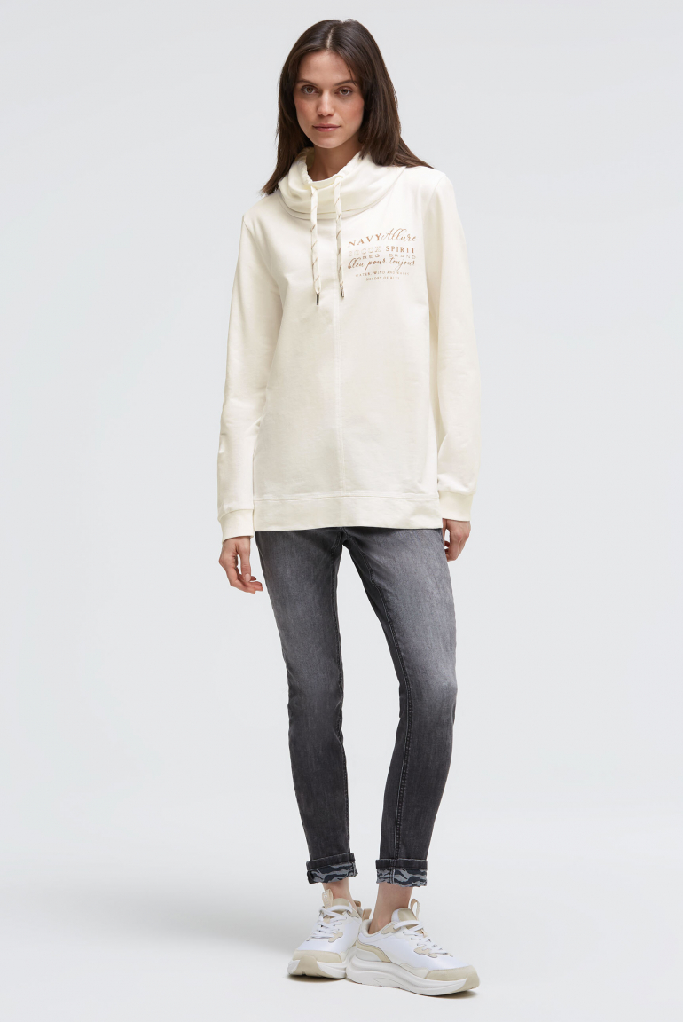 Mikina s vysokým límcem a potiskem na zádech