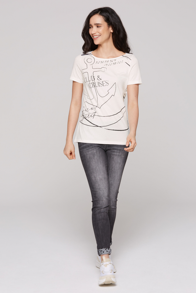 Tričko s lodičkovým výstřihem a artworkem