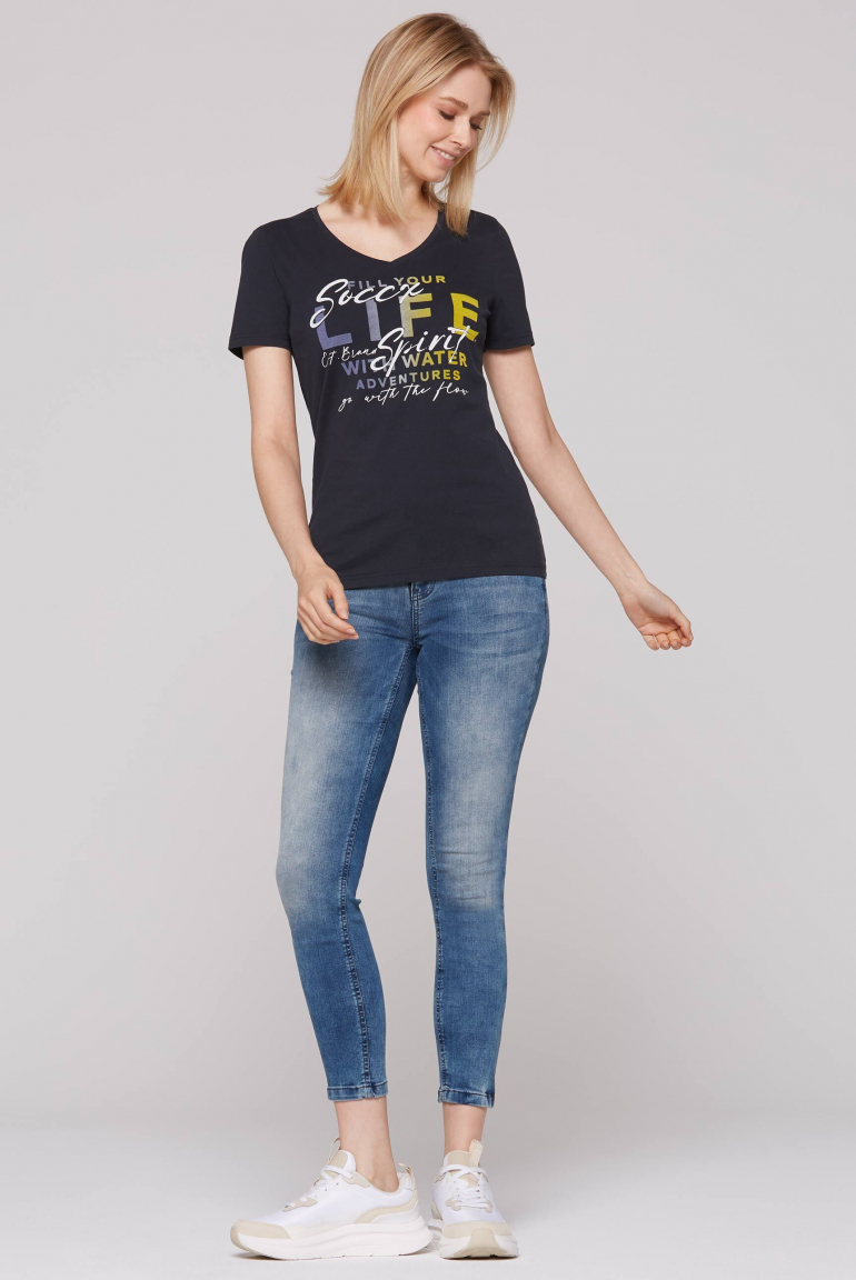 Tričko s výstřihem do V a artworkem