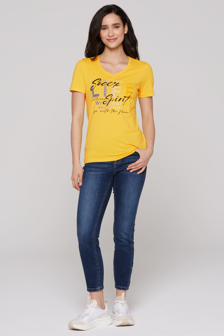 Tričko s výstřihem do V a artworkem