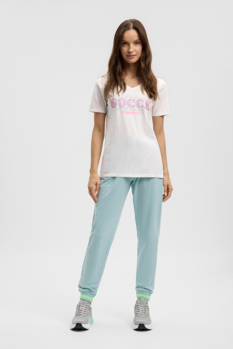 Tričko s výstřihem do V a artworkem