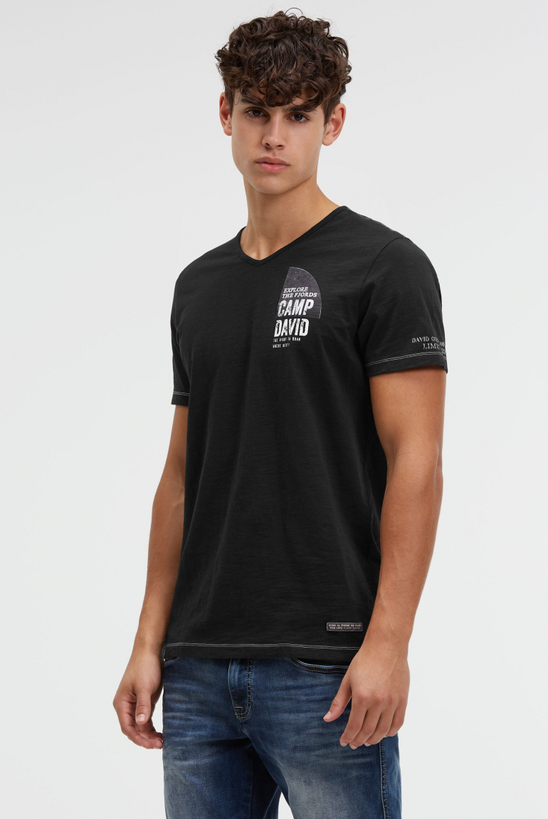 Tričko s výstřihem do V a fotopotiskem na zadní straně