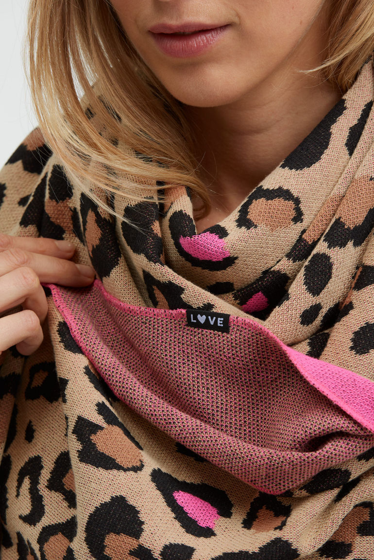 Trojúhelníkový šátek s intarzií zvířecího motivu