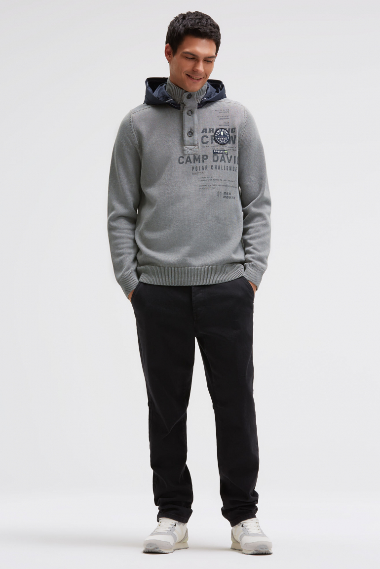 Troyer svetr s odnímatelnou kontrastní kapucí