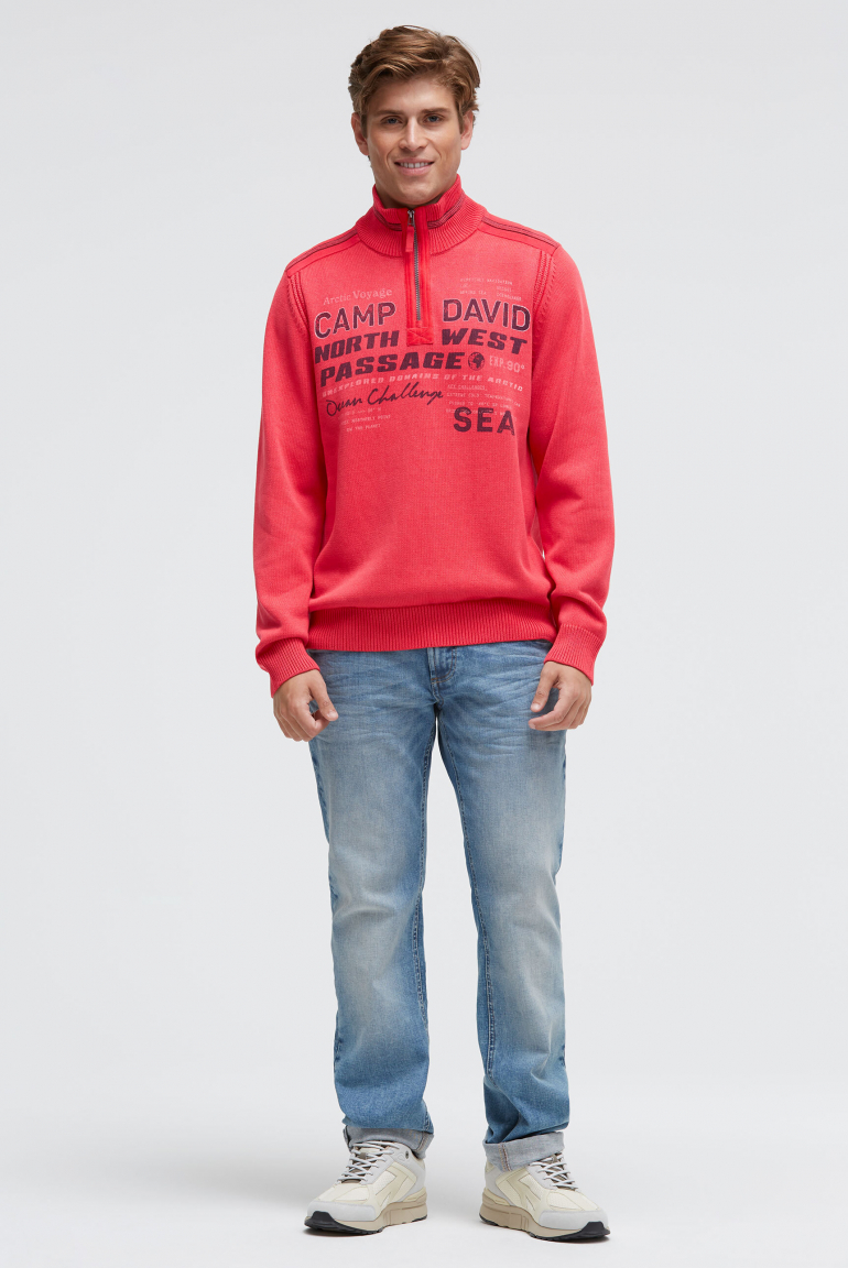 Troyer svetr se zipem, pásky a potisky