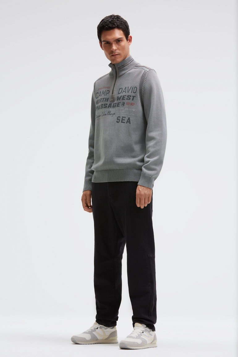 Troyer svetr se zipem, pásky a potisky