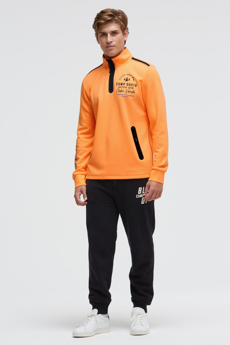 Troyer mikina z interlocku s artworkem na zádech