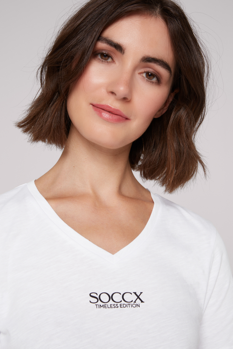 Basic tričko s výstřihem do V a logem