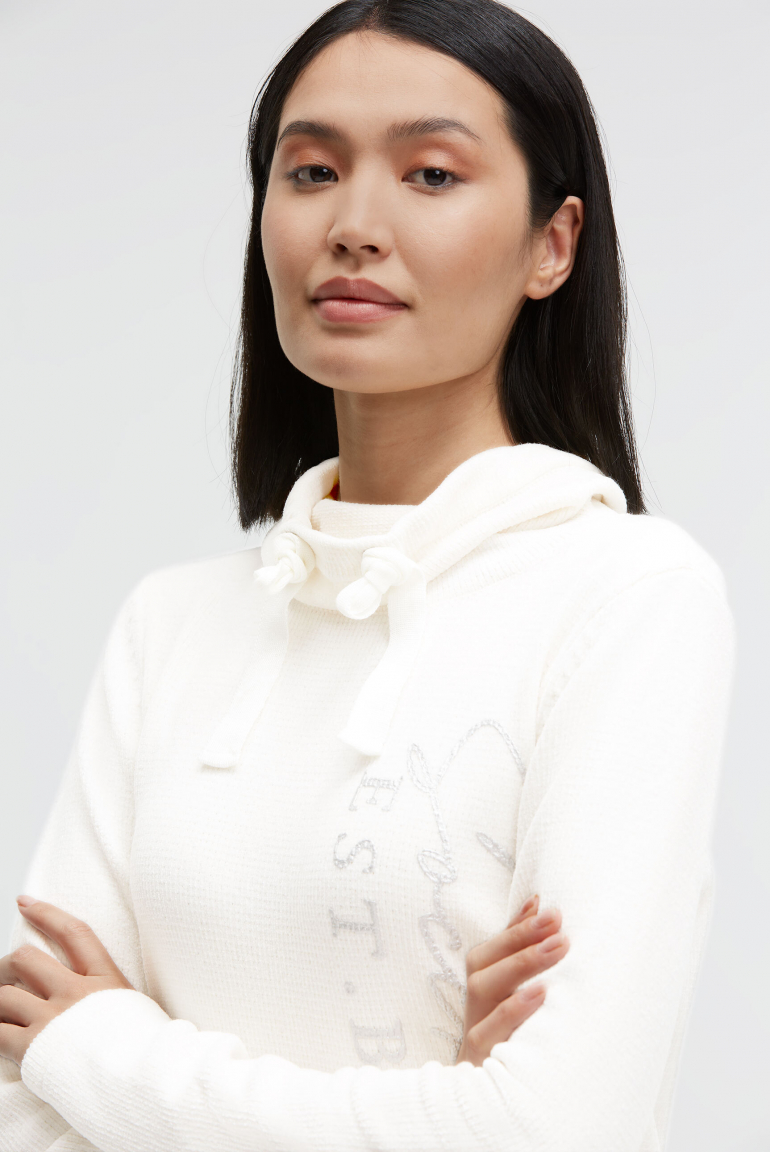 Žinylkový svetr s vysokým límcem a artworkem