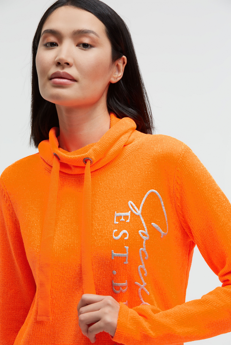 Žinylkový svetr s vysokým límcem a artworkem