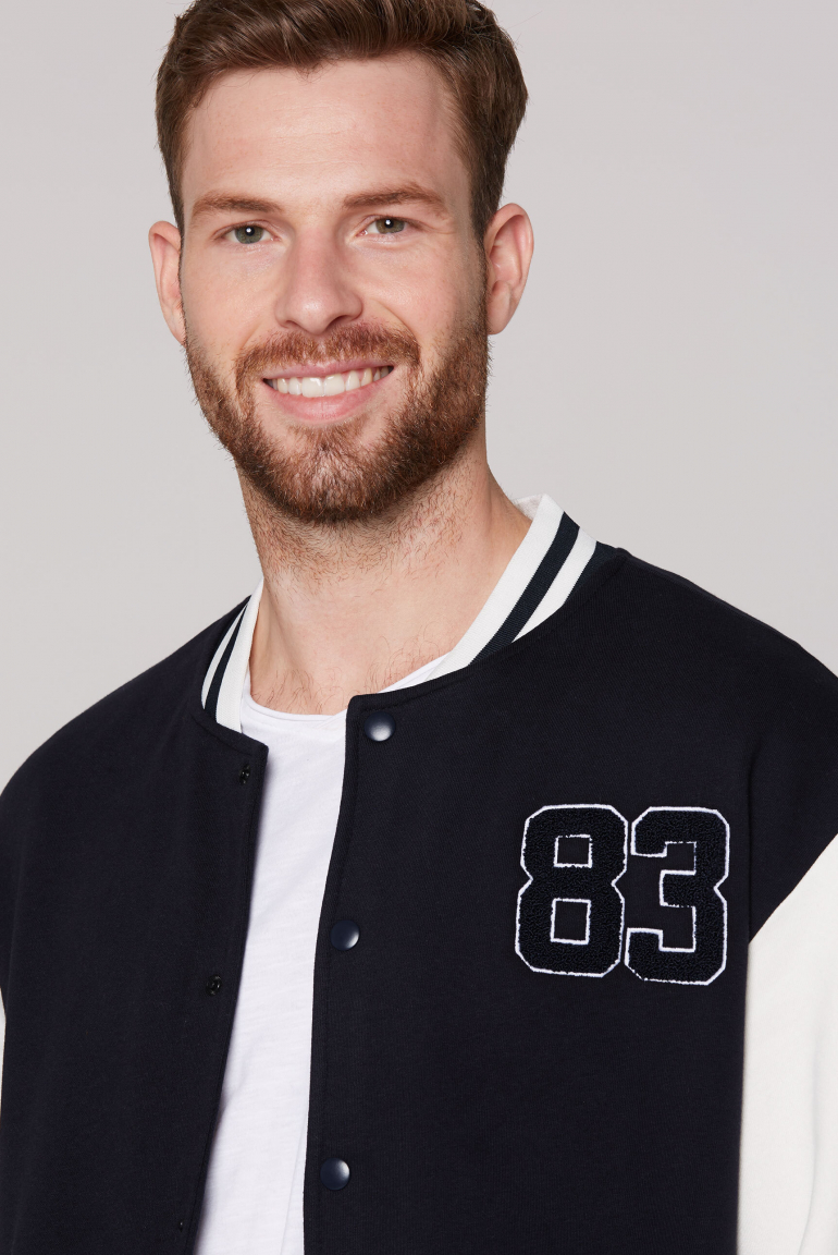 Univerzitní bomber s aplikacemi značky