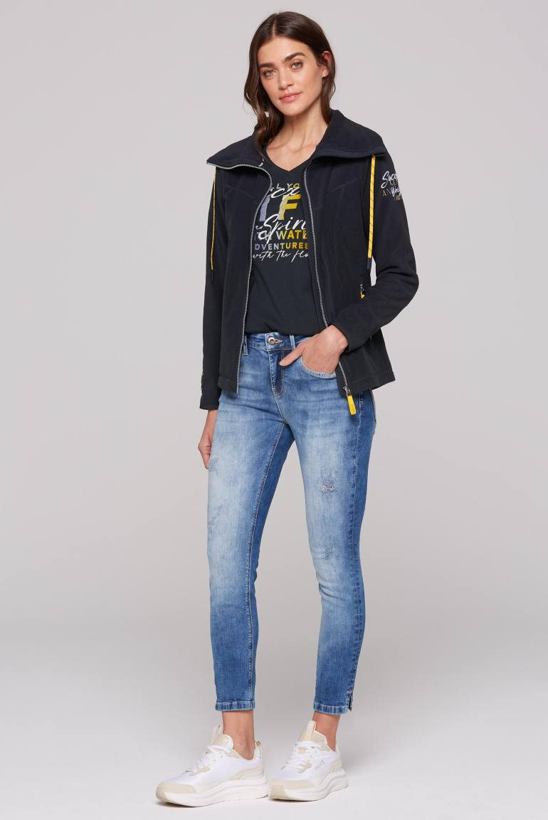 Fleecová bunda s vysokým límcem a potiskem na zádech