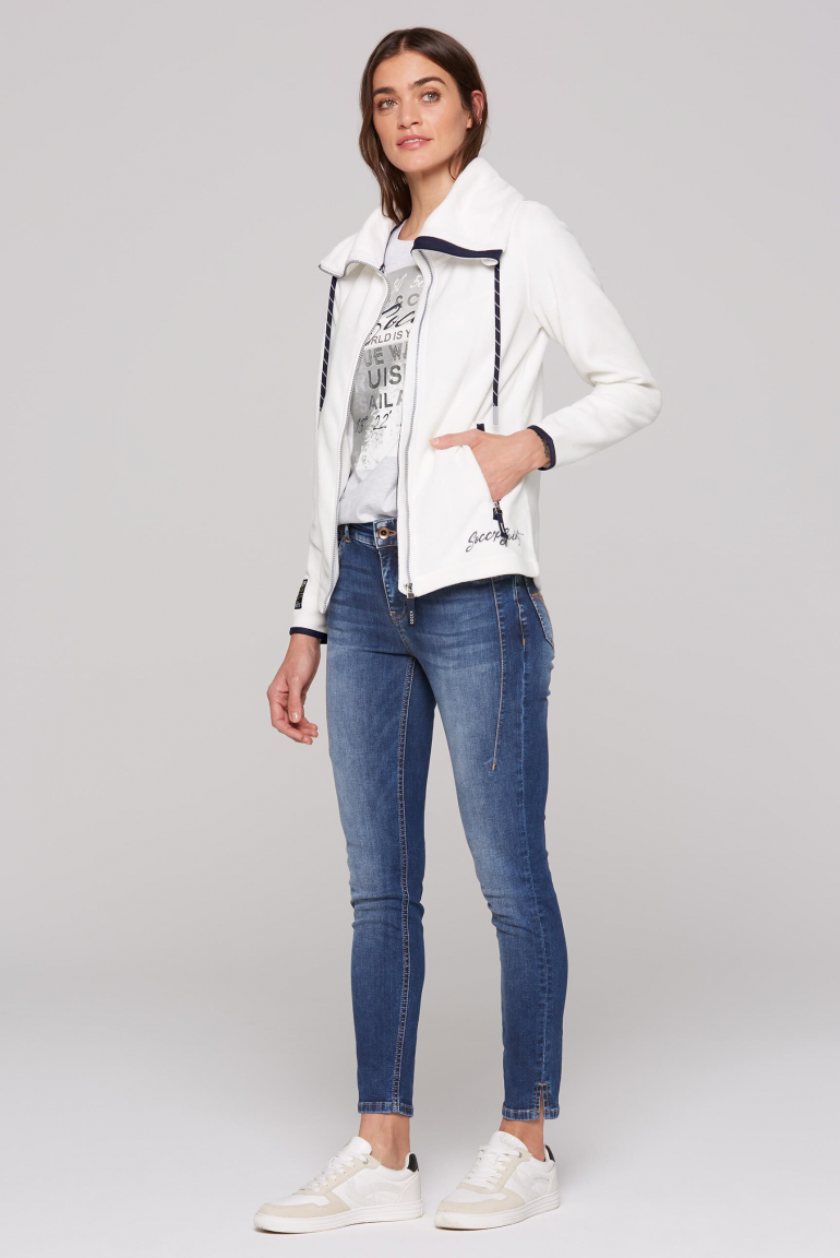 Fleecová bunda s vysokým límcem a potiskem na zádech