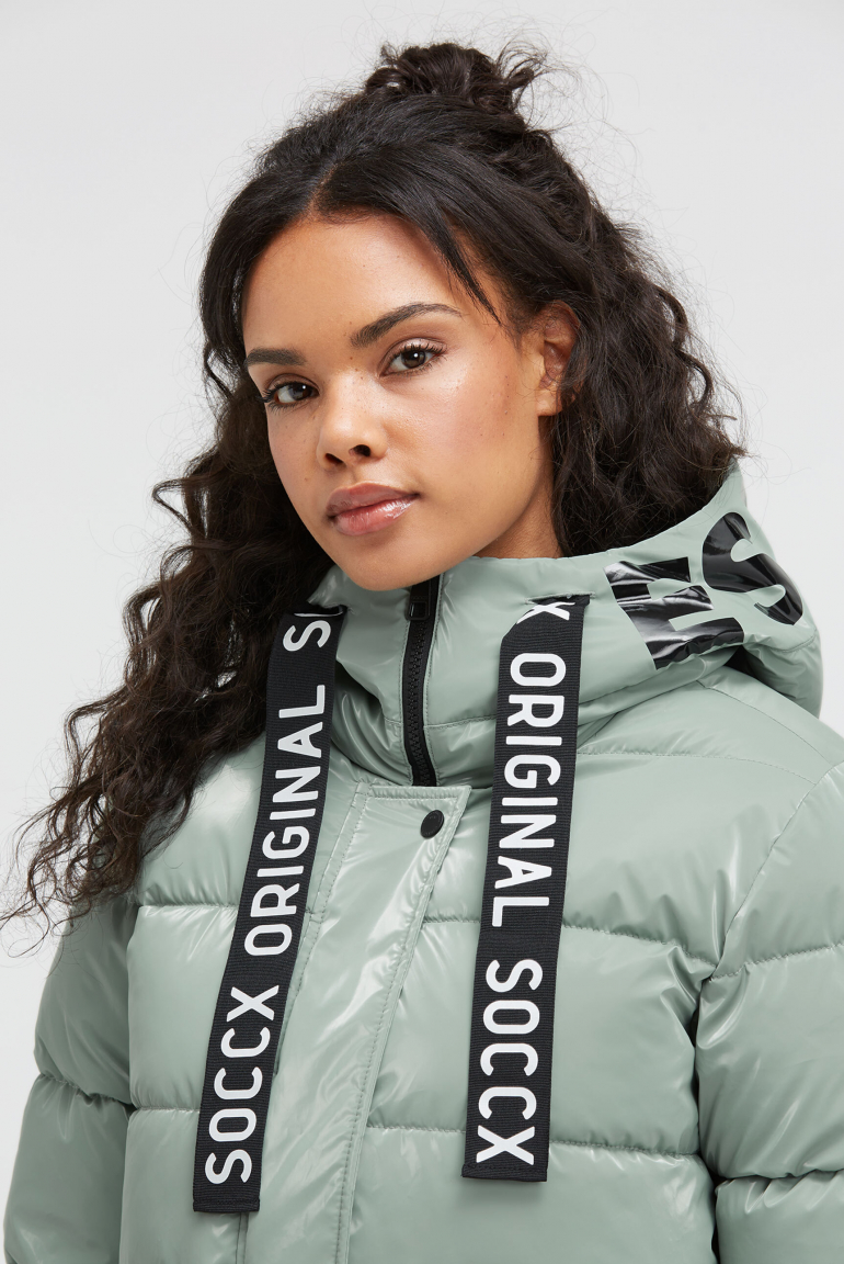 Lesklá prošívaná parka s artworky loga