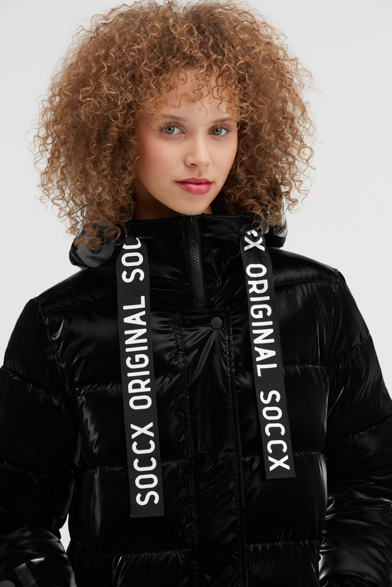 Lesklá prošívaná parka s artworky loga