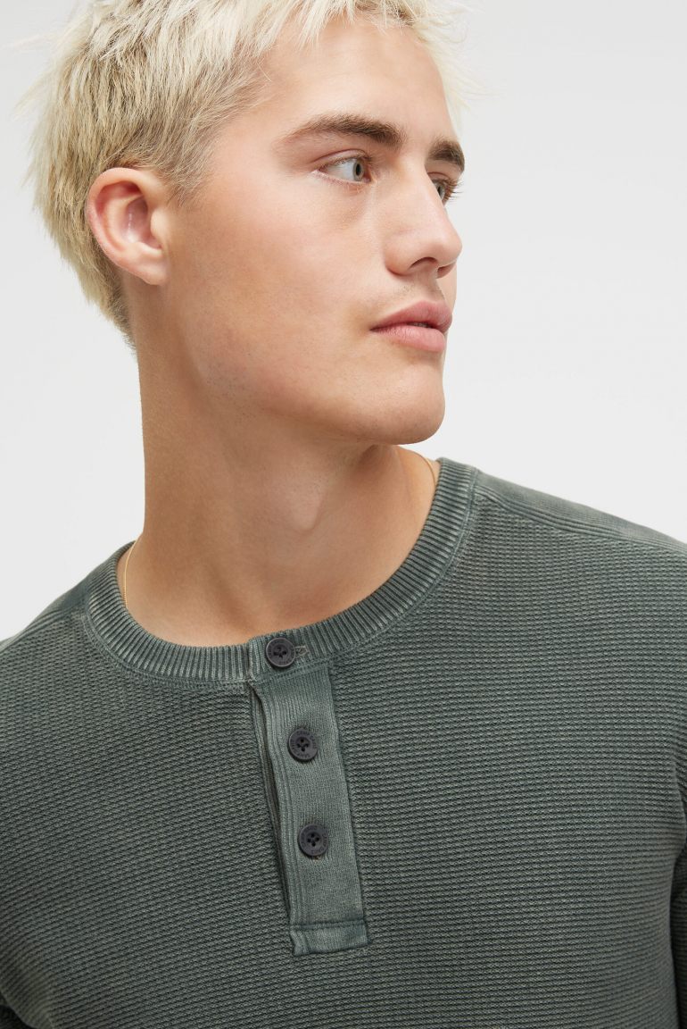 Henley svetr se stonewash úpravou