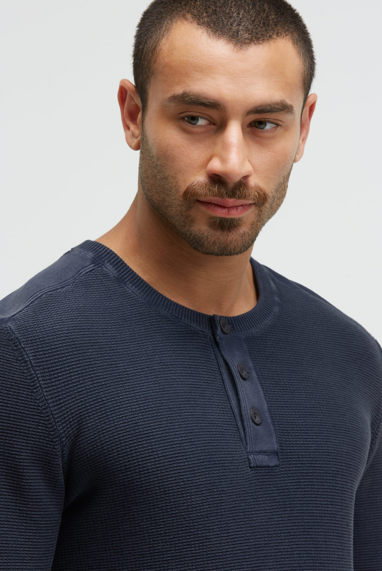 Henley svetr se stonewash úpravou