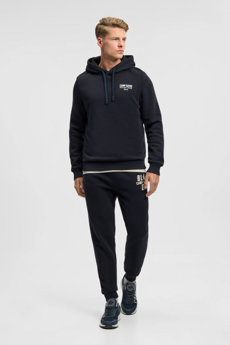 Mikina s kapucí a artworkem na zádech