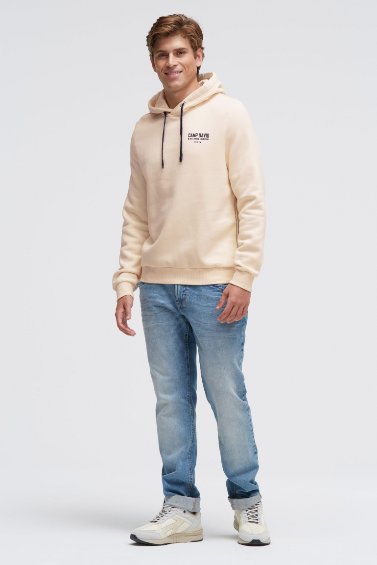 Mikina s kapucí a artworkem na zádech