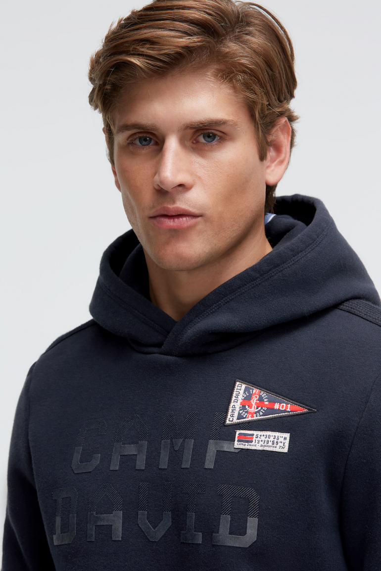 Mikina s kapucí, gumovým potiskem a pásky