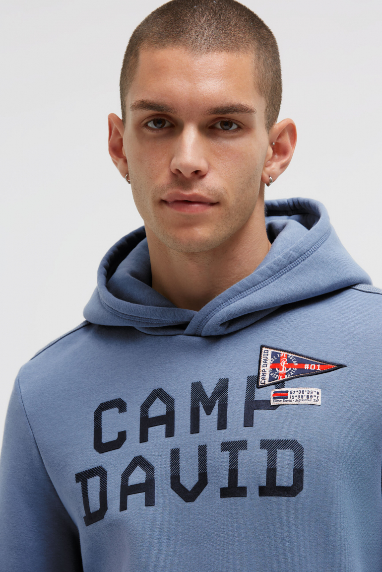 Mikina s kapucí, gumovým potiskem a pásky