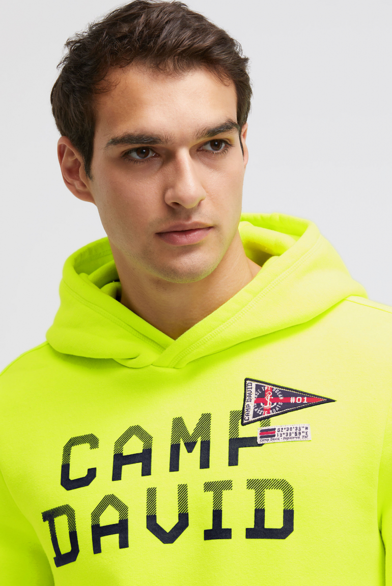 Mikina s kapucí, gumovým potiskem a pásky