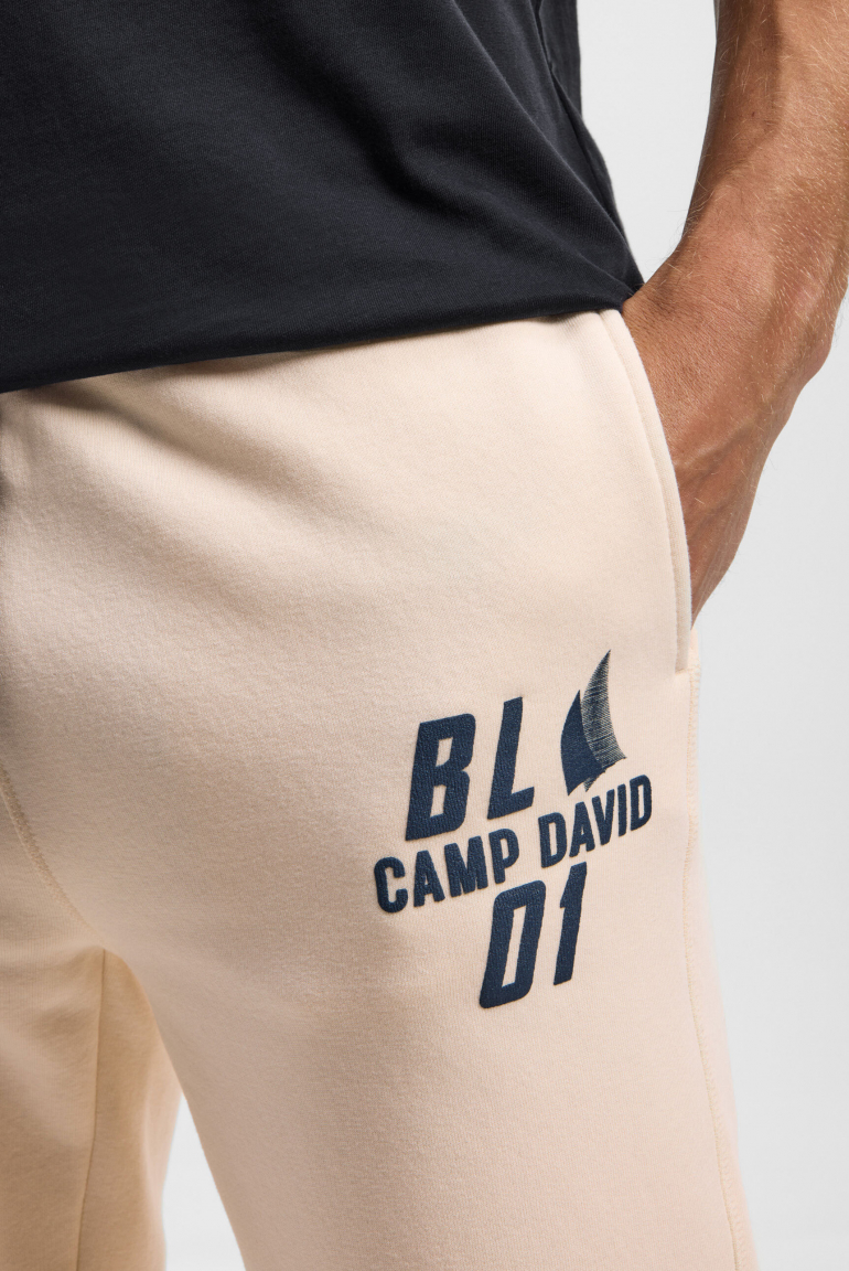 Tepláky s reliéfním potiskem