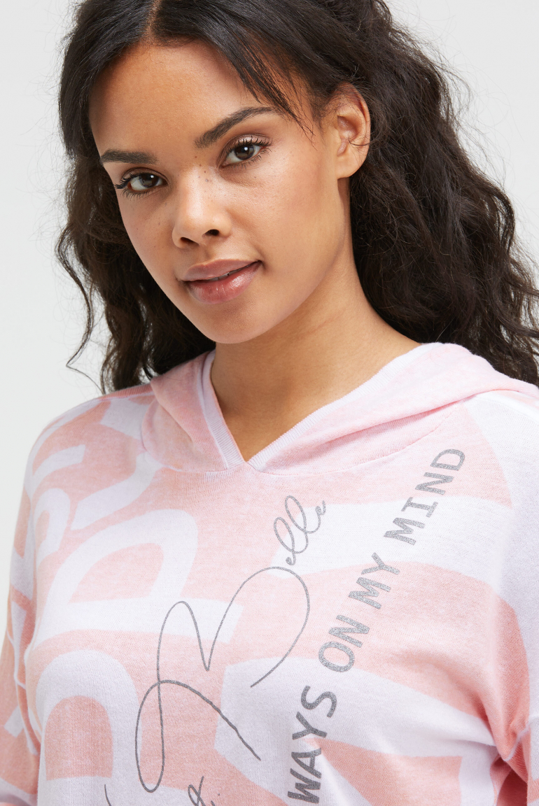 Svetr s kapucí s celoplošným potiskem