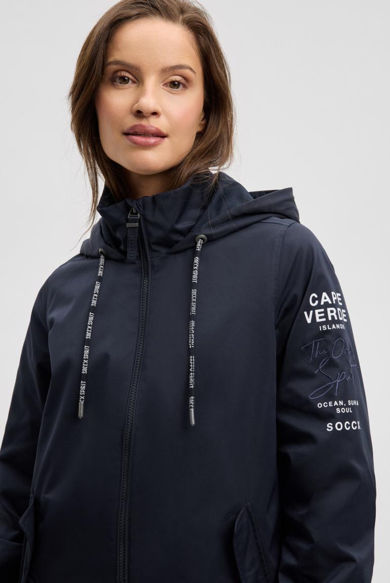 Krátká bunda s kapucí a artworkem