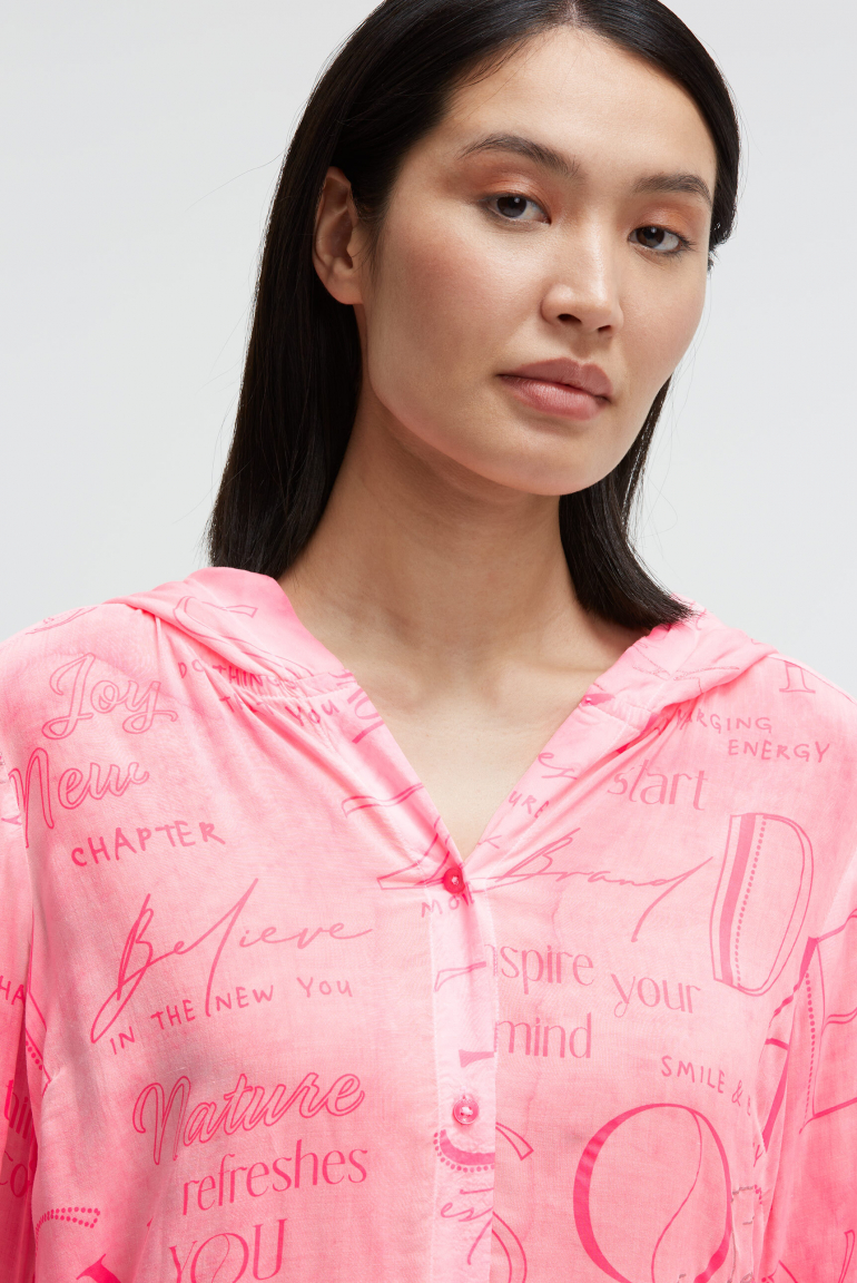 Halenka s kapucí a celoplošným potiskem