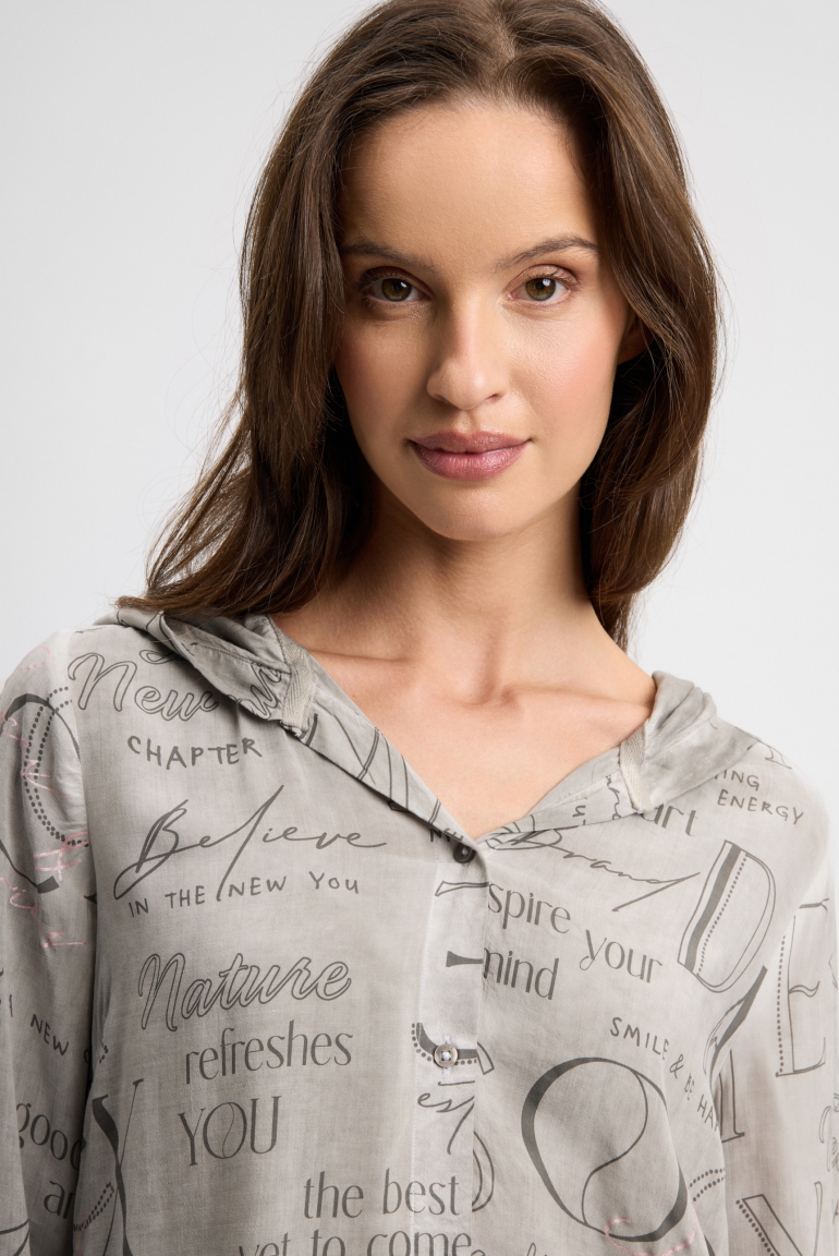 Halenka s kapucí a celoplošným potiskem