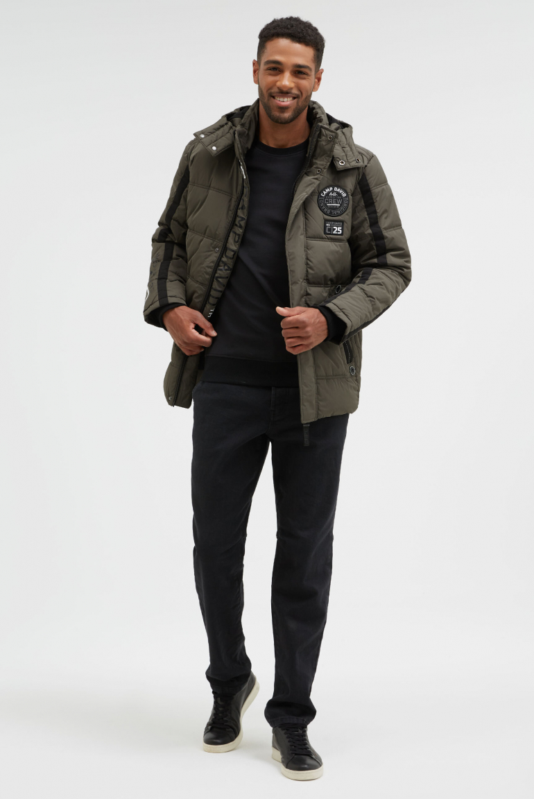 Dlouhá prošívaná bunda s kapucí a artworkem na zádech