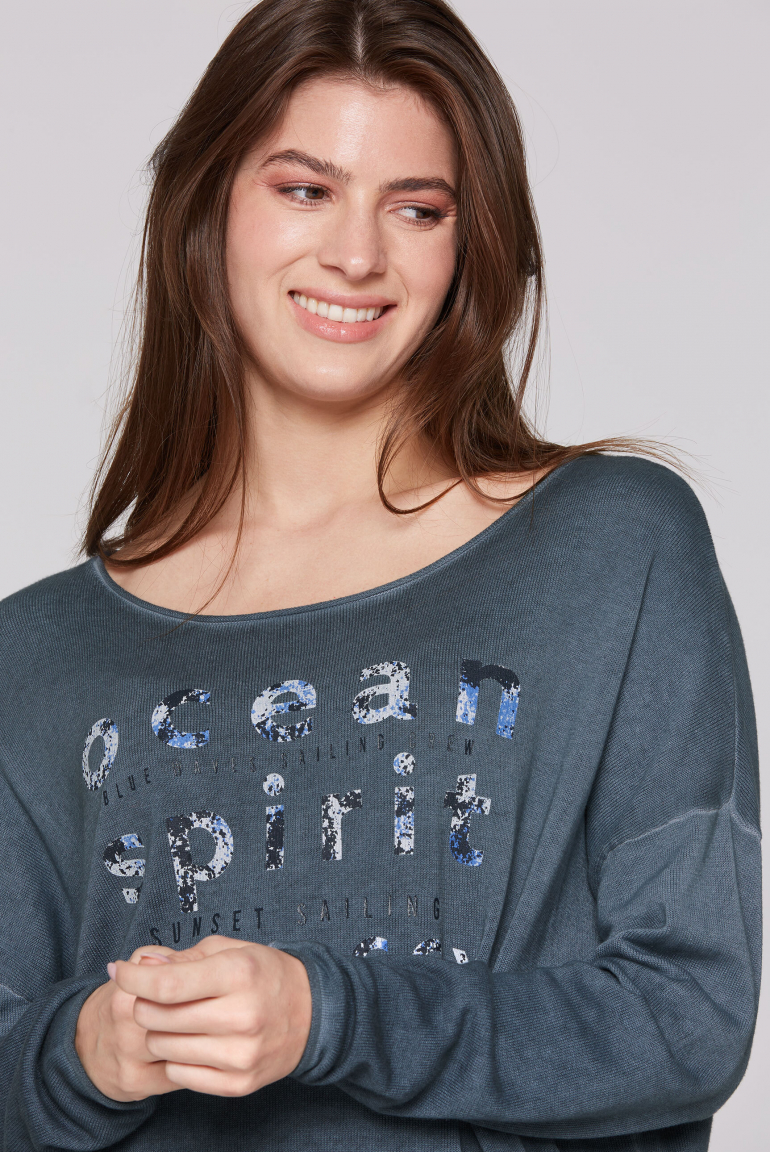 Oversized svetr vintage vzhledu s artworkem