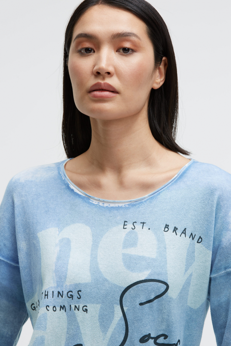 Svetr s celoplošným potiskem a ozdobnými kamínky