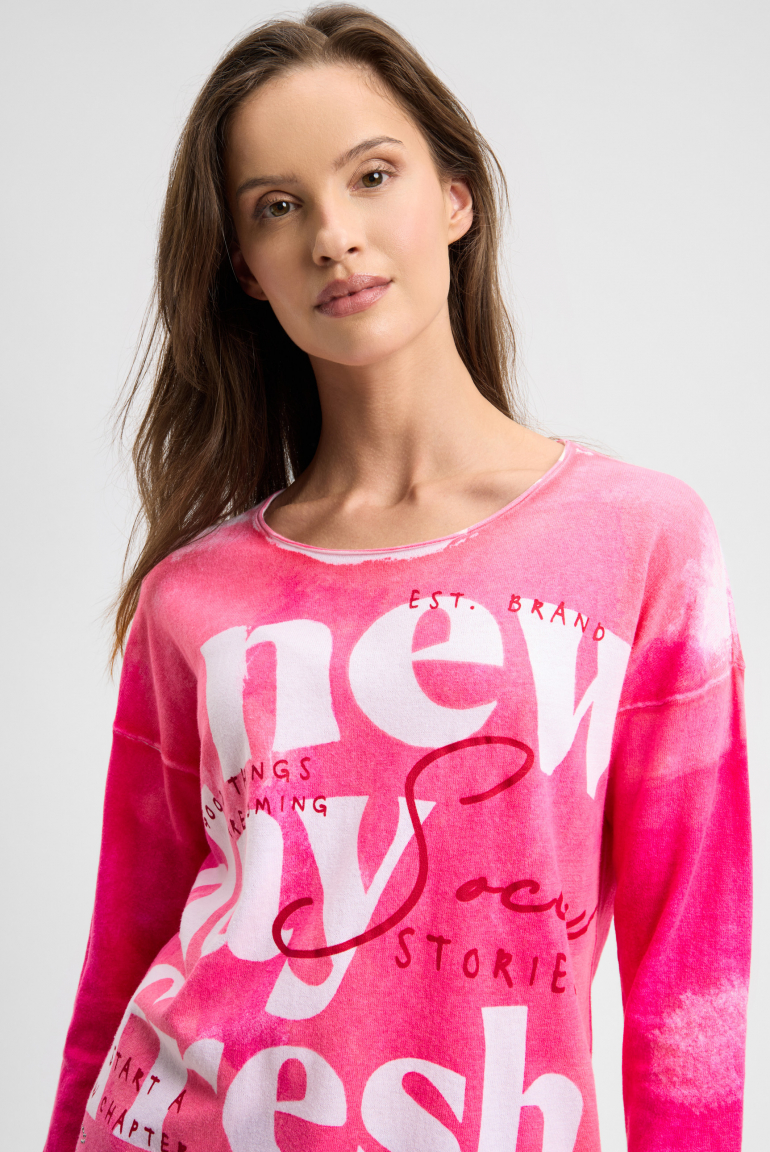 Svetr s celoplošným potiskem a ozdobnými kamínky