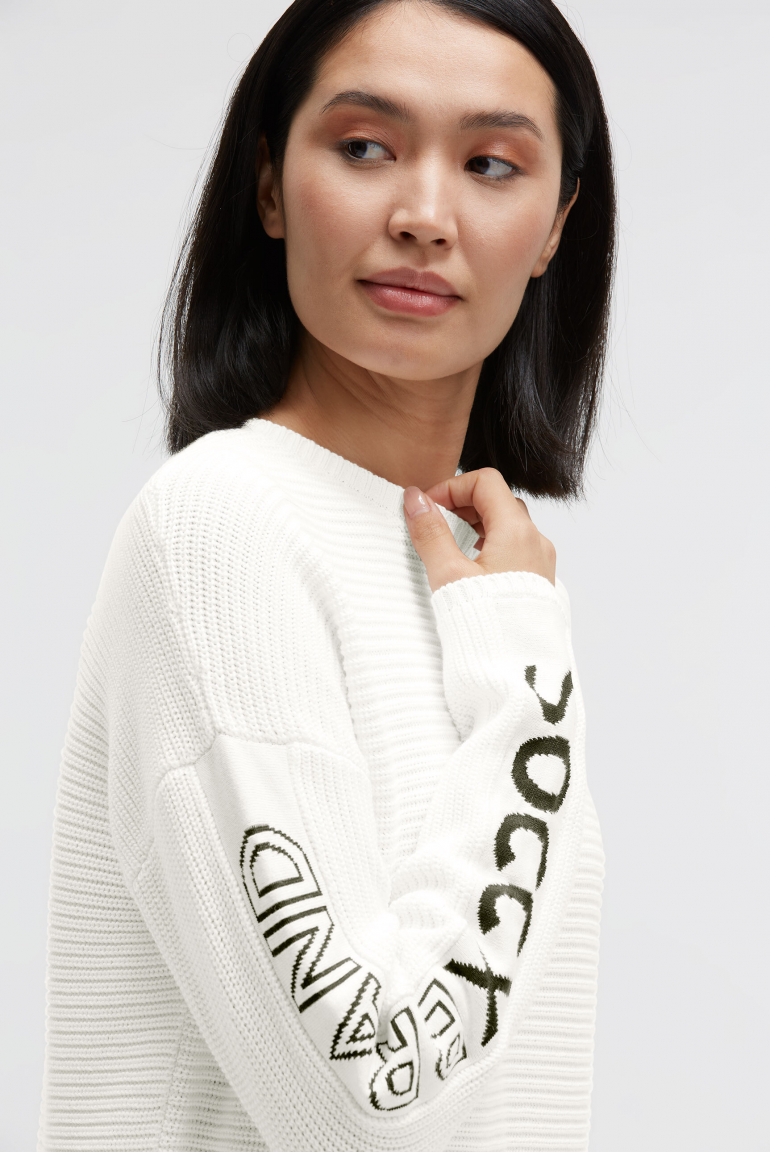 Svetr s intarzovaným vzorem na rukávech