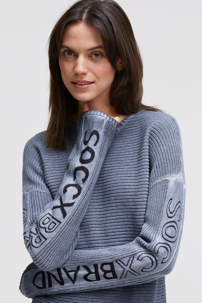 Svetr s intarzovaným vzorem na rukávech