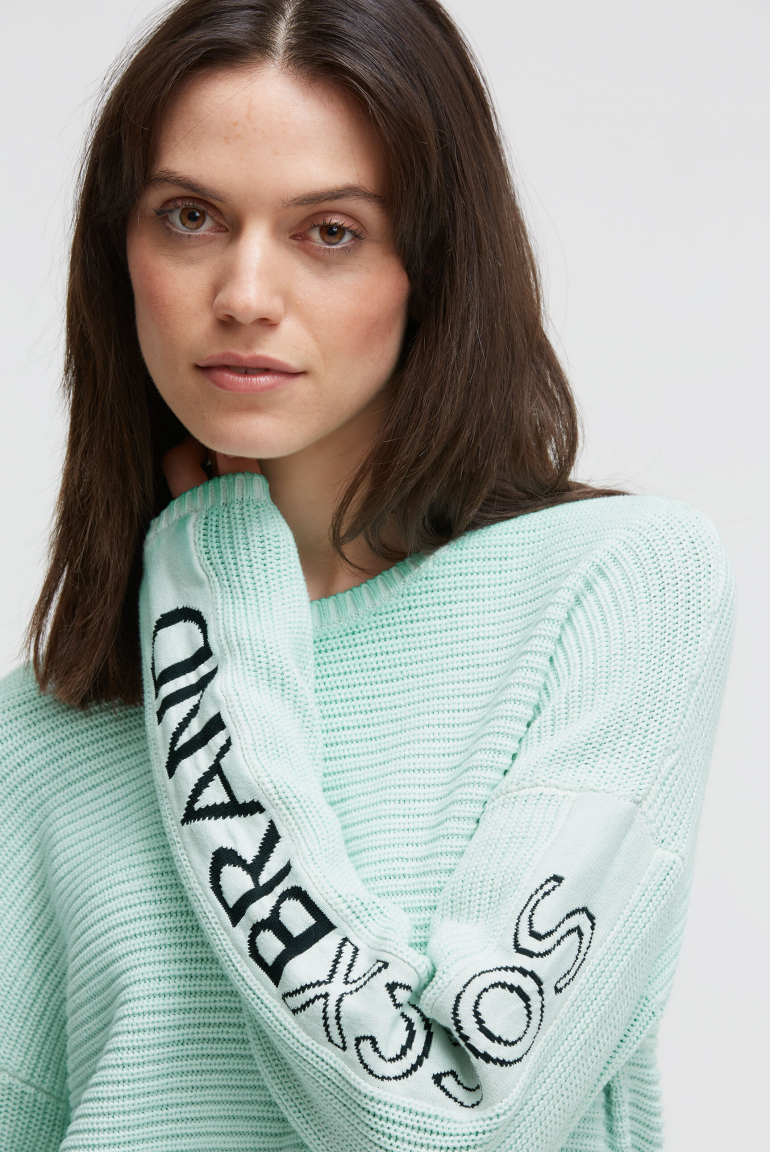 Svetr s intarzovaným vzorem na rukávech