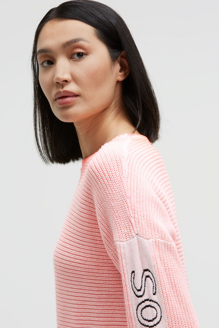 Svetr s intarzovaným vzorem na rukávech