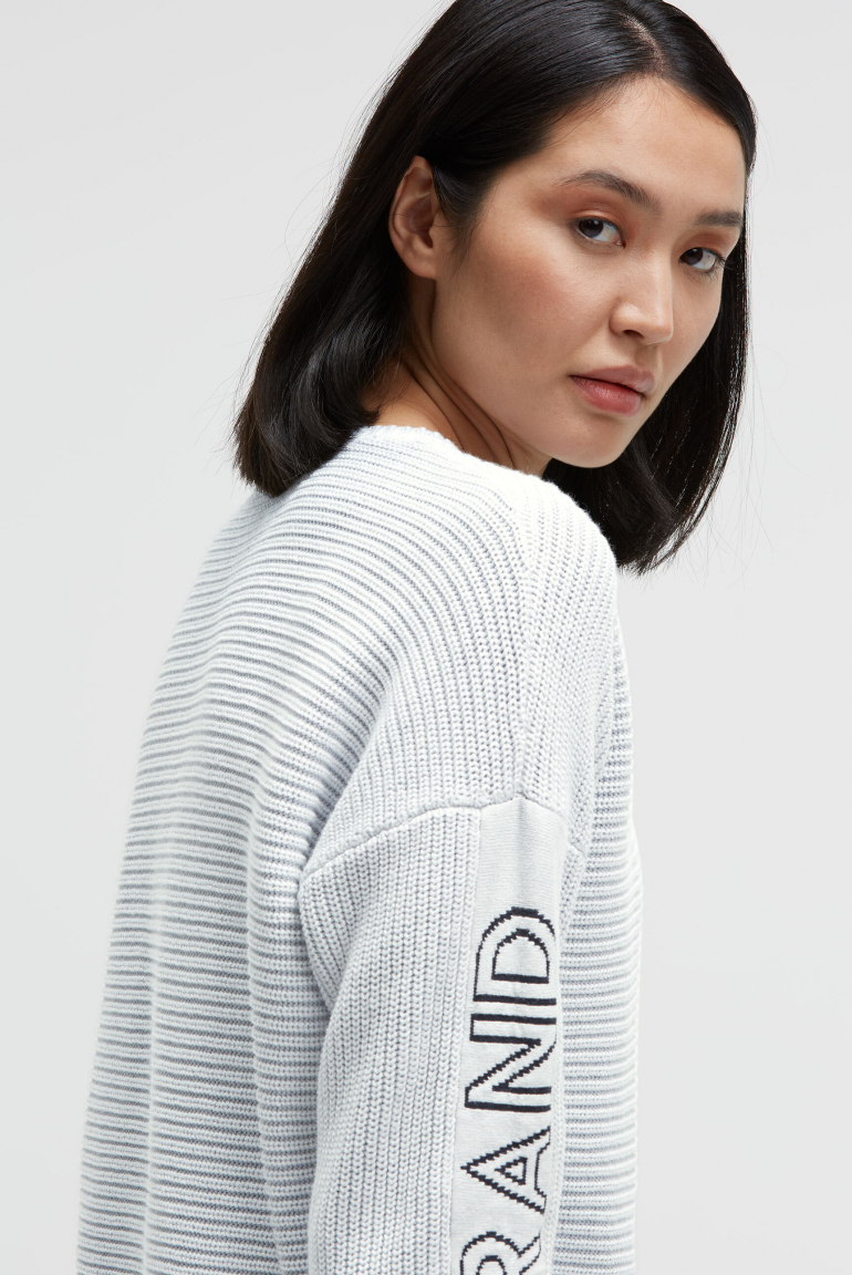 Svetr s intarzovaným vzorem na rukávech