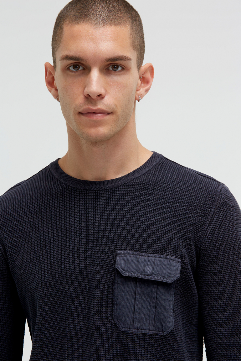 Svetr s pleteným vzorem a náprsní kapsou