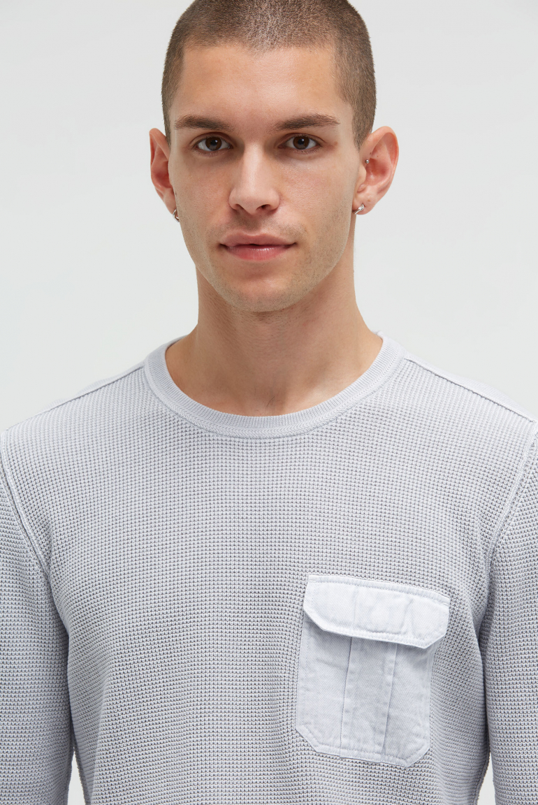Svetr s pleteným vzorem a náprsní kapsou