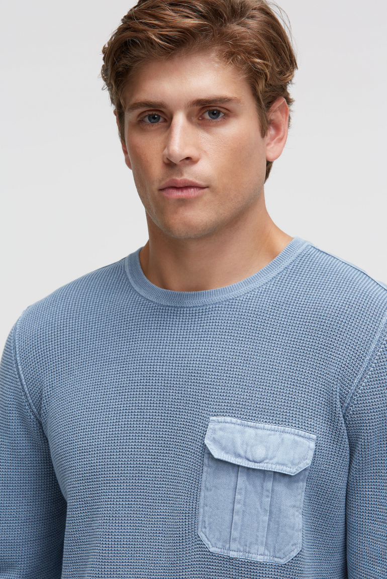 Svetr s pleteným vzorem a náprsní kapsou