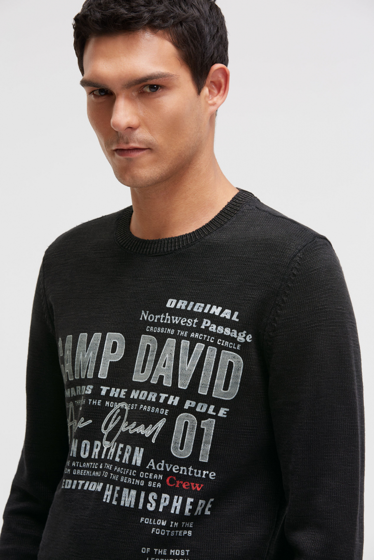 Svetr s kulatým výstřihem a potisky loga