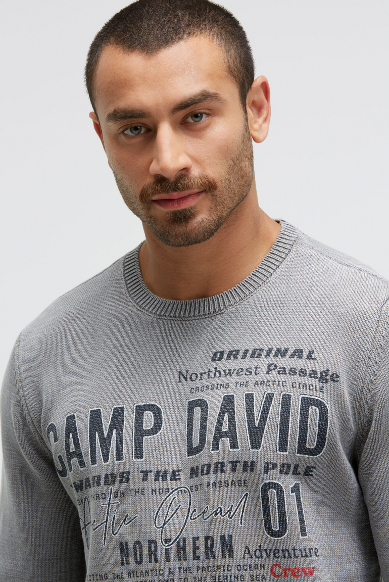 Svetr s kulatým výstřihem a potisky loga